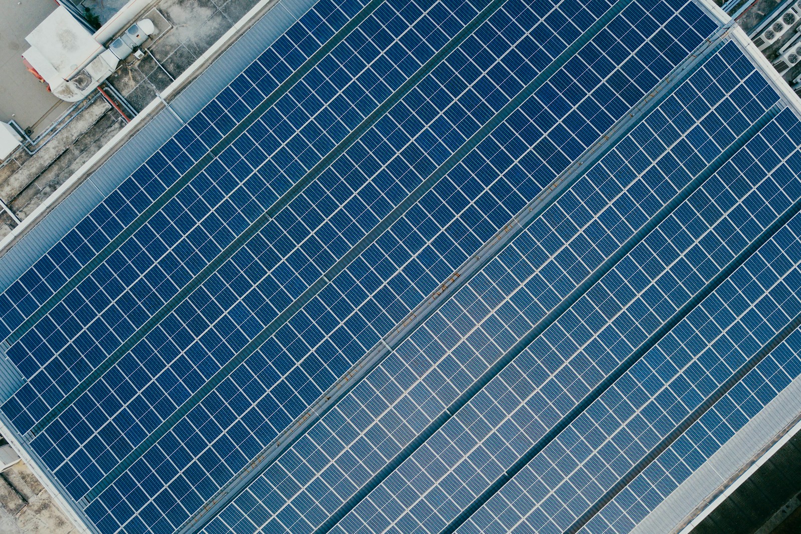 Vista aérea de painéis solares; imagem ilustrativa de energia renovável
